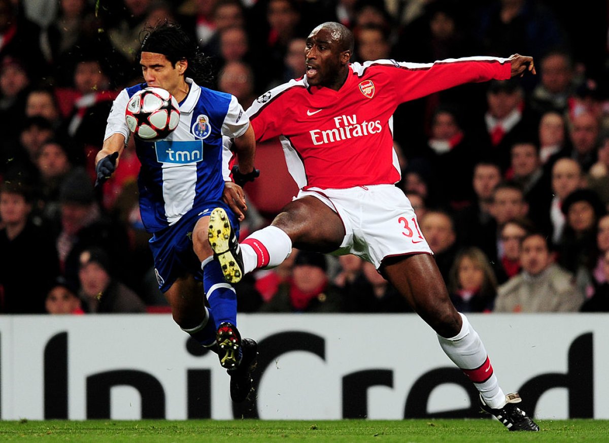 Sol Campbell, unul din cei mai duri fundași din istoria Premier League