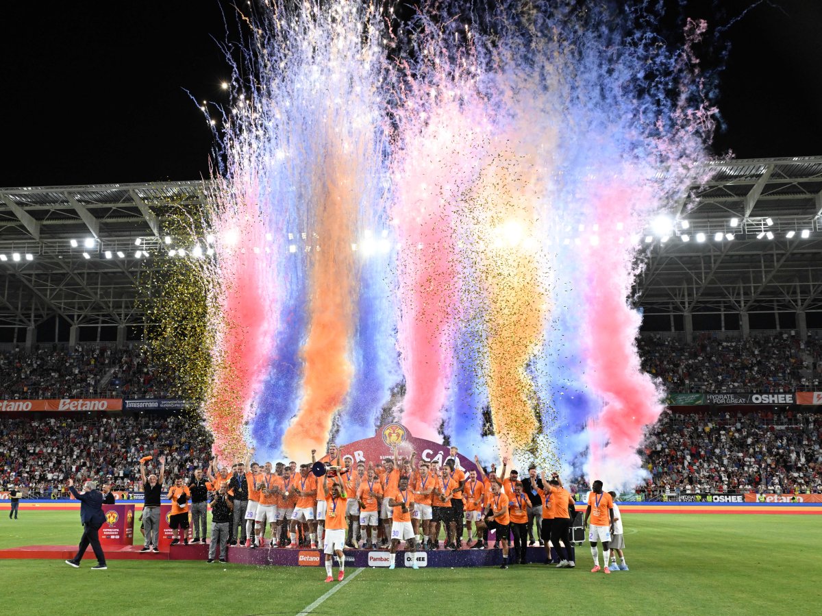 FCSB ridicând Supercupa Romaniei, dupa victoria cu Cfr Cluj, scor 2-1