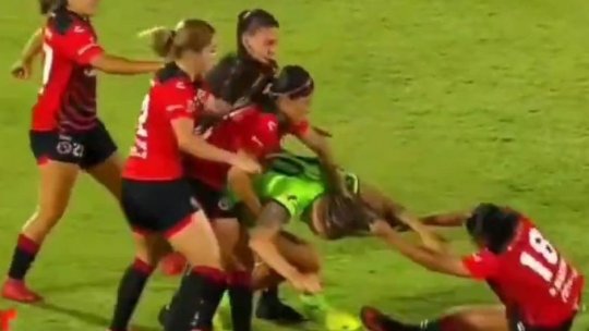 Bătaie pe terenul de fotbal, fără milă! Jucătoarele s-au tras de păr