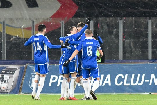 Aici s-a ajuns! FCU Craiova, entuziasmată de derby-ul cu Universitatea Craiova 2. Fanii au răbufnit: ”Cică derby” / ”FCU a murit!”