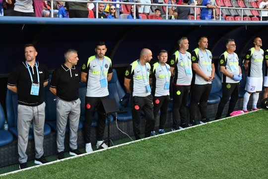 Omul din stafful lui FCSB, ironizat în direct: ”Stă cu telefonul la ureche” / ”E de la Comisia de Schimbări”