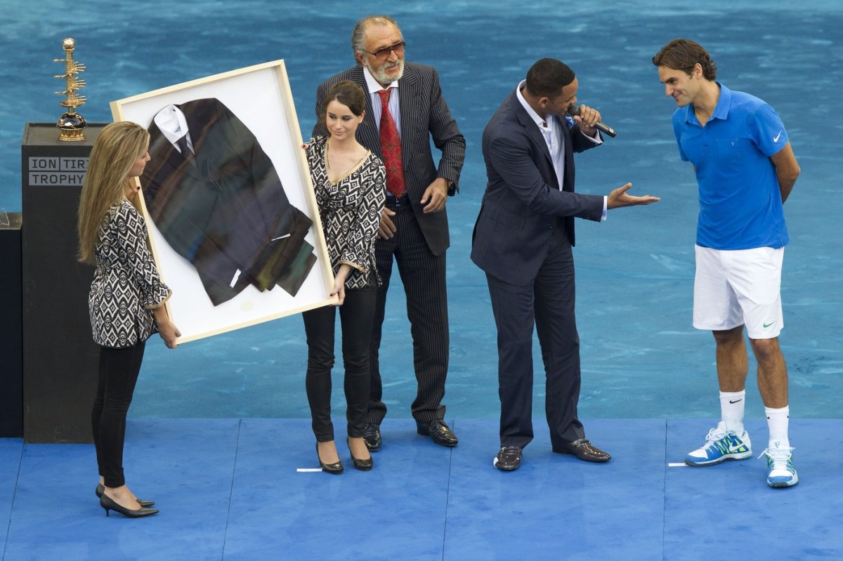Roger Federer primește, în 2012, un costum din 'Men in Black 3', după ce a câștigat Turneul de la Madrid, care atunci îi aparținea lui Ion Țiriac