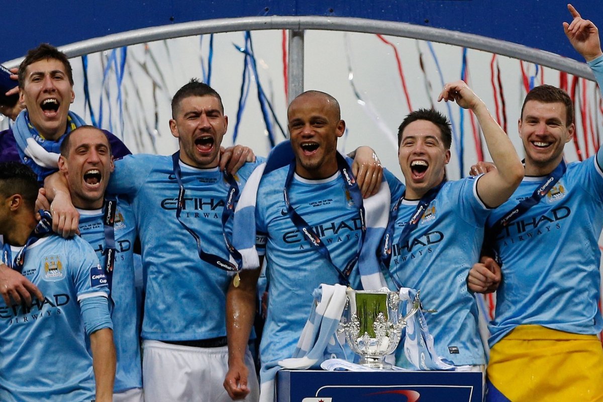 Costel Pantilimon, celebrând titlul câștigat cu Manchester City