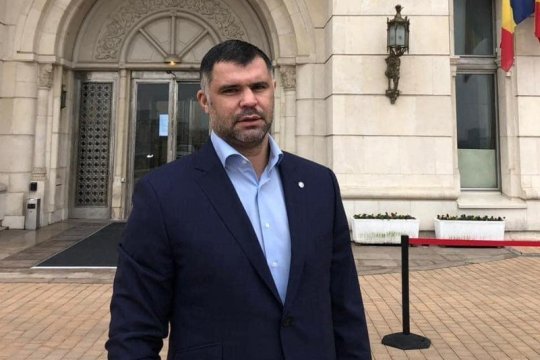 Fostul deputat PSD a dat de pământ cu doi sportivi români: ”În loc să spurcați, marș la sală! Unul cu grăsimi pe el, celălalt un neica nimeni cu tatuaje, mare smardoi”