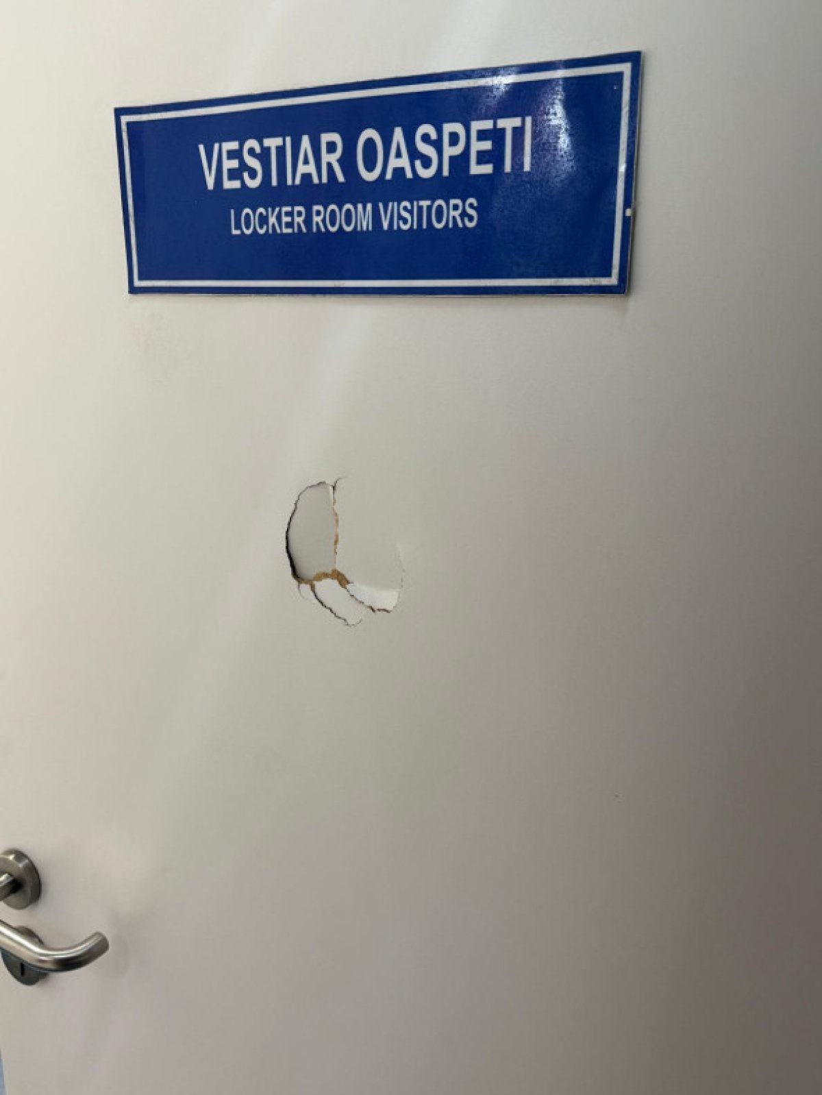 Ușa de la vestiarul oaspeților, stadion ”Ion Oblemenco”
