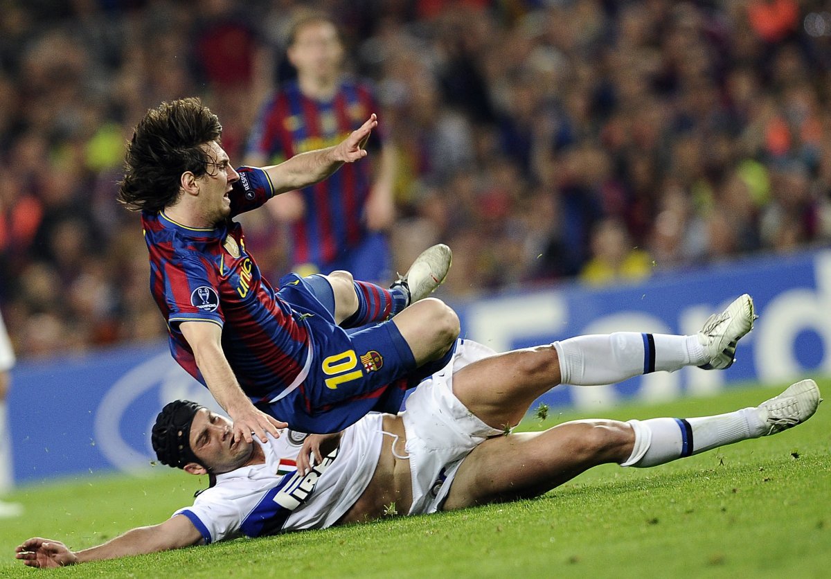 Cristi (aici în duel cu Messi, la semifinala de pomină Inter - Barcelona din 2010) a scris istorie la clubul nerazzzurro, pentru care a evoluat timp de 7 sezoane (2007-2014)