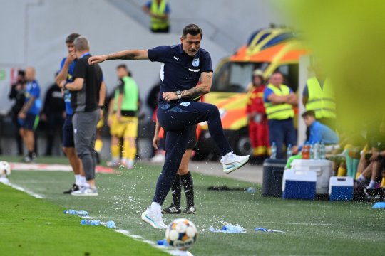 Ce i-au strigat, de fapt, fanii din tribună lui Mirel Rădoi: ”De asta a dat cu pumnul”