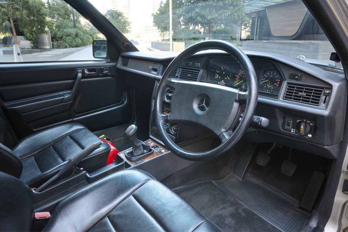 Așa arată la interior bolidul Mercedes-Benz 190e care i-a aparținut lui Ayrton Senna