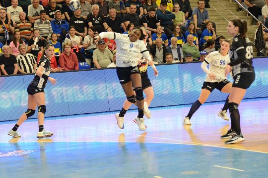 Dacă o jucătoare rămâne însărcinată, va fi dată afară! Situație revoltătoare în handbalul românesc: contracte fictive, clauze aberante și zero viziune