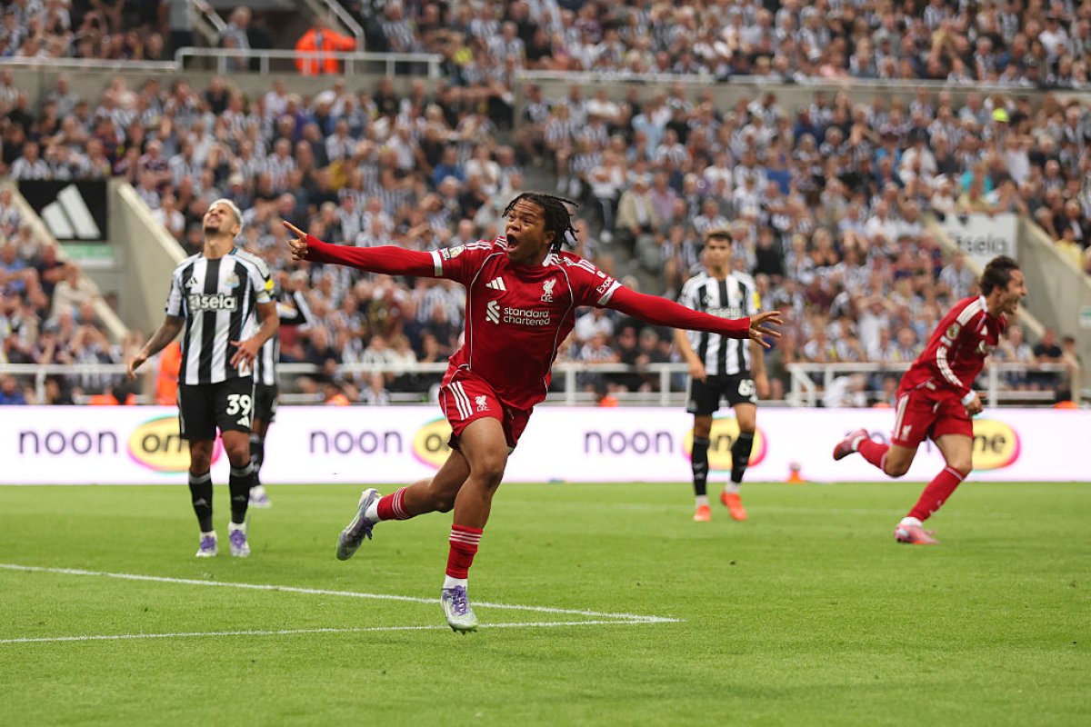 Rio Ngumoha (16 ani) a adus victoria lui Liverpool pe terenul lui Newcastle, scor 3-2, în minutul 90+10
