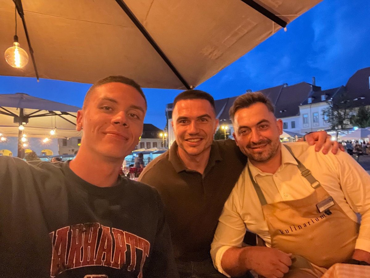 David Popovici și angajații restaurantului din Sibiu