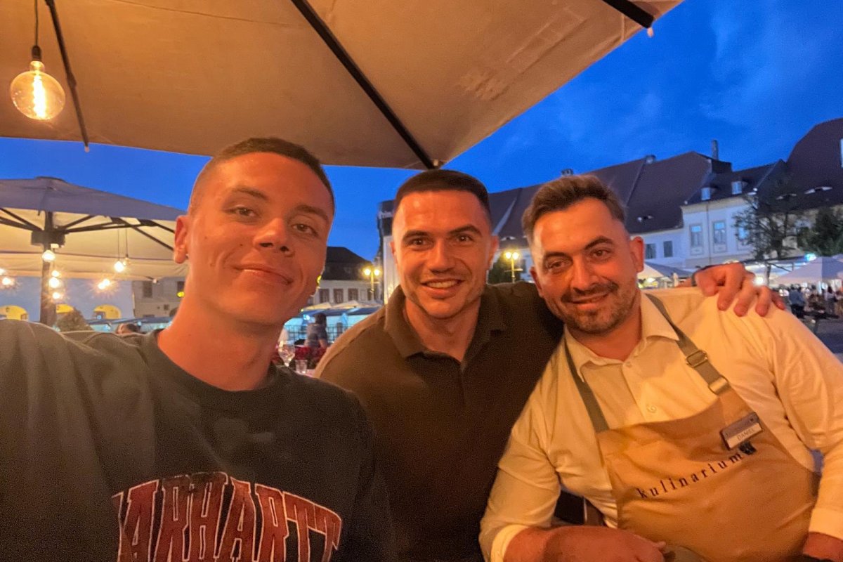 David Popovici și angajații restaurantului din Sibiu