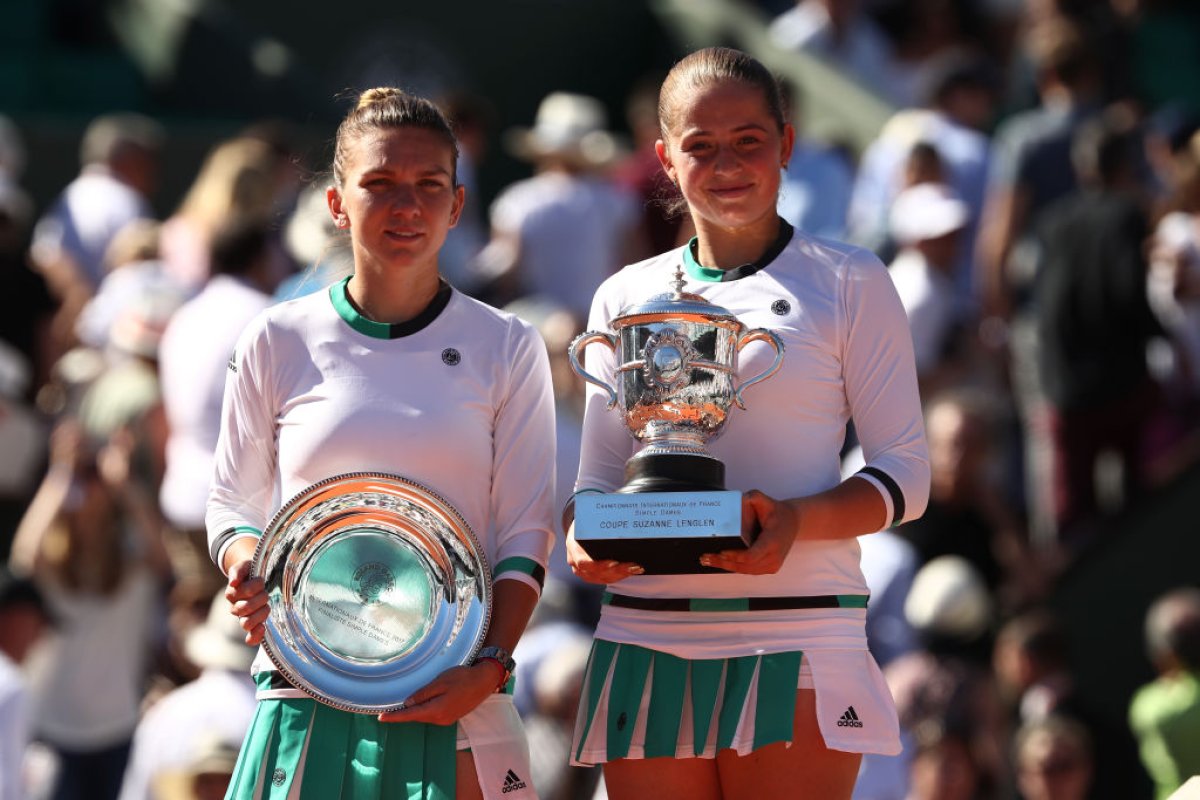 Simona Halep și Jelena Ostapenko, după finala Roland Garros din 2017