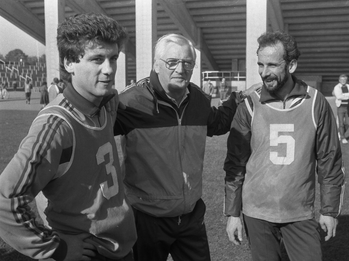 Neamțul Jupp Derwall (în centru) a fost antrenor la Galatasaray în perioada 1984-1987
