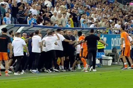 Tensiuni la cote maxime în Bănie, pe final de meci! Cele două bănci de rezerve s-au încăierat