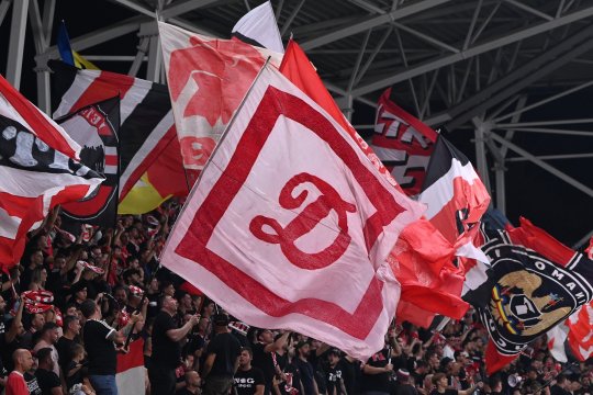 Mai multe legende ale lui Dinamo, acuzate că i-au cerut galeriei să afișeze un banner în care președintele clubului era numit homosexual: ”Dacă se întâmpla și la noi ca la FCSB...”