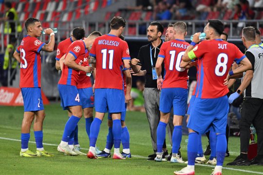 Cine este omul de pe banca FCSB căruia Gigi Becali îi trimite mesajele cu schimbări: ”Iese ăla, intră ăla”