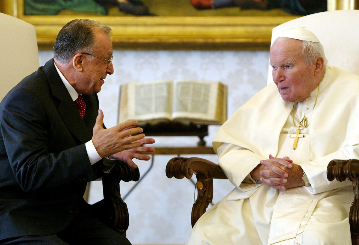 Ion Iliescu alături de fostul Papă Ioan Paul al II-lea