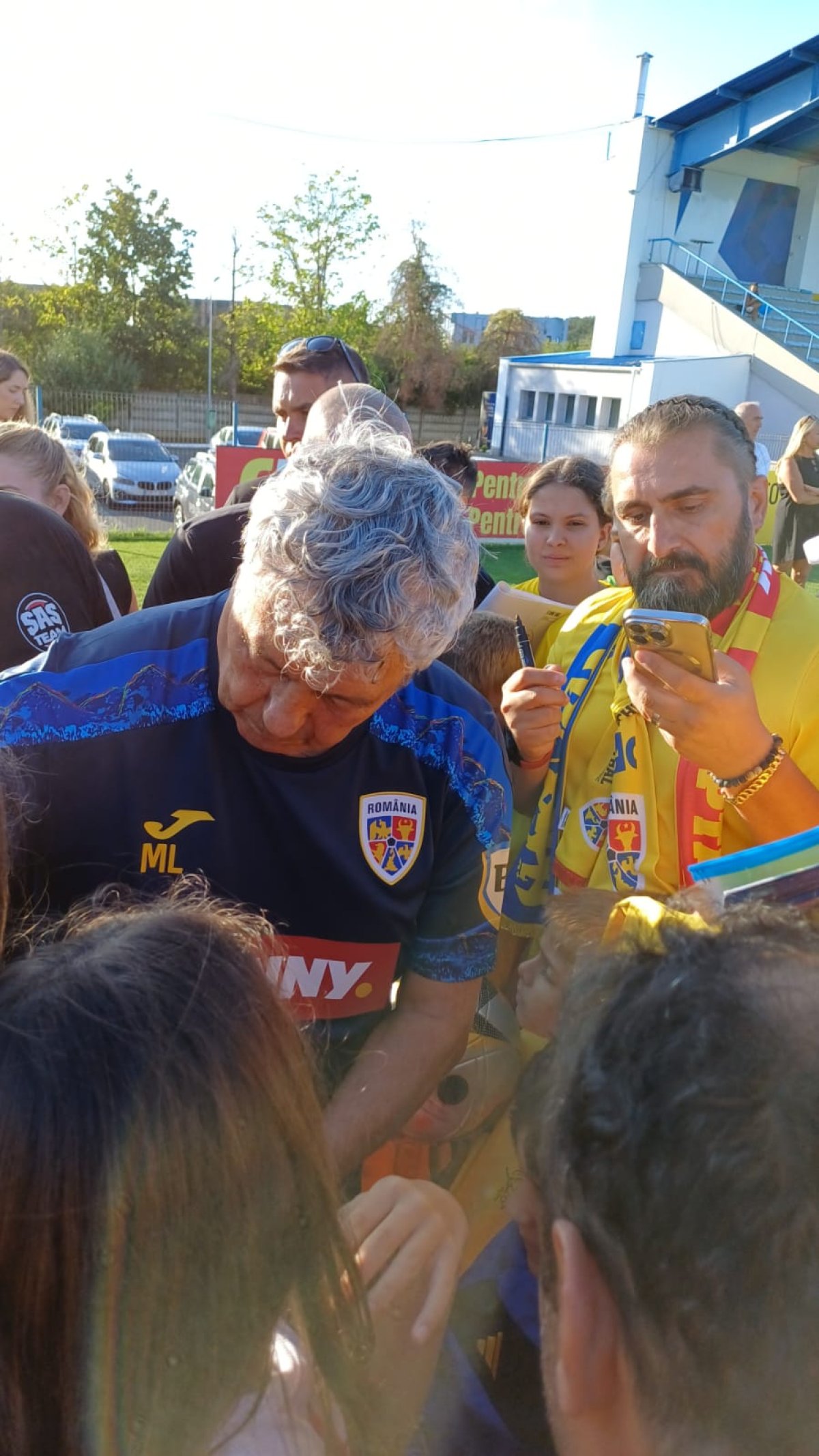 Au fost aproape să se ia la bătaie, sub ochii lui Mircea Lucescu. Ce s-a întâmplat la reunirea echipei naționale