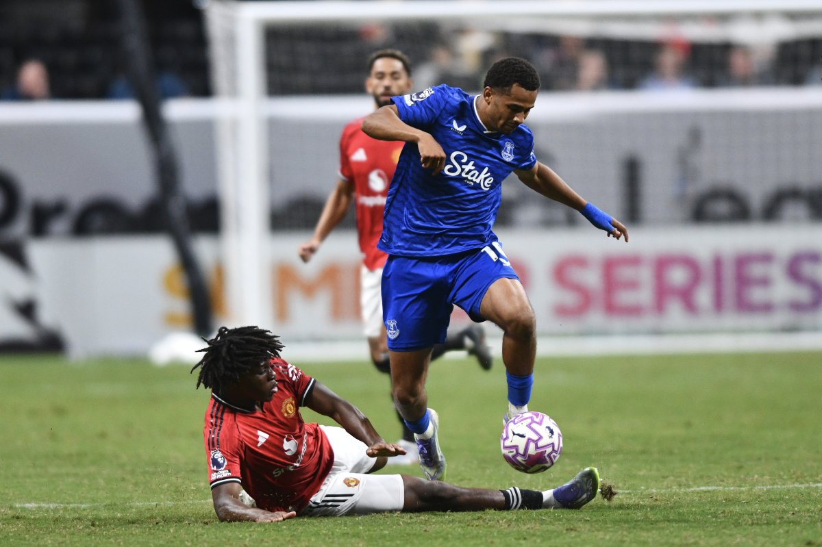 Patrick Dorgu în duel cu Iliman Ndiaye, unul dintre marcatorii lui Everton