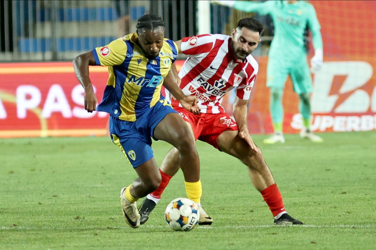 Tidiane Keita, în galben-albastru, are 28 de ani și e mijlocaș defensiv
