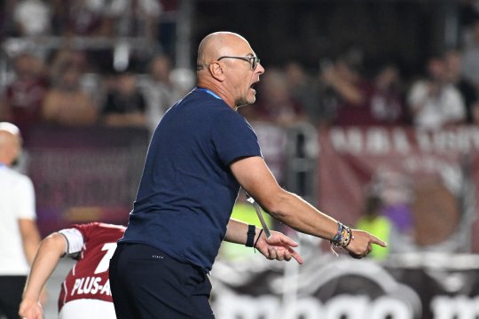 Leo Grozavu ”a pus tunurile” pe arbitri după eșecul cu Rapid: ”Vede toată țara! Dacă așa se calibrează liniile în Giulești...”