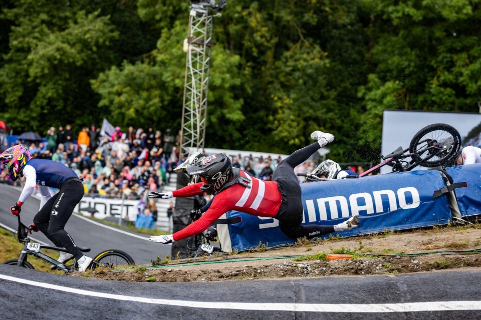 Final dramatic la un turneu de ciclism! I s-a destrămat bicicleta la câțiva metri de linia de finish
