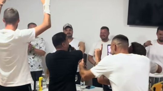 Imagini senzaționale cu Budescu și Tamaș de la petrecere! Și lăutarii îl roagă pe Budi să semneze