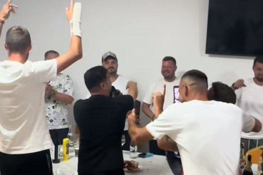 Imagini senzaționale cu Budescu și Tamaș de la petrecere! Și lăutarii îl roagă pe Budi să semneze