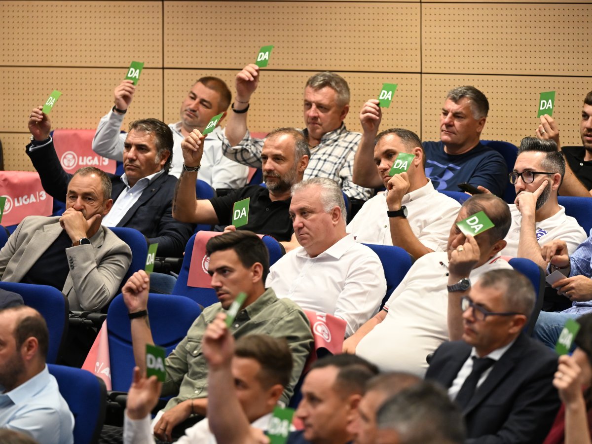 Federația Română de Fotbal pregătește o regulă prin care le taie cu 25% salariile fotbaliștilor care retrogradează din SuperLiga