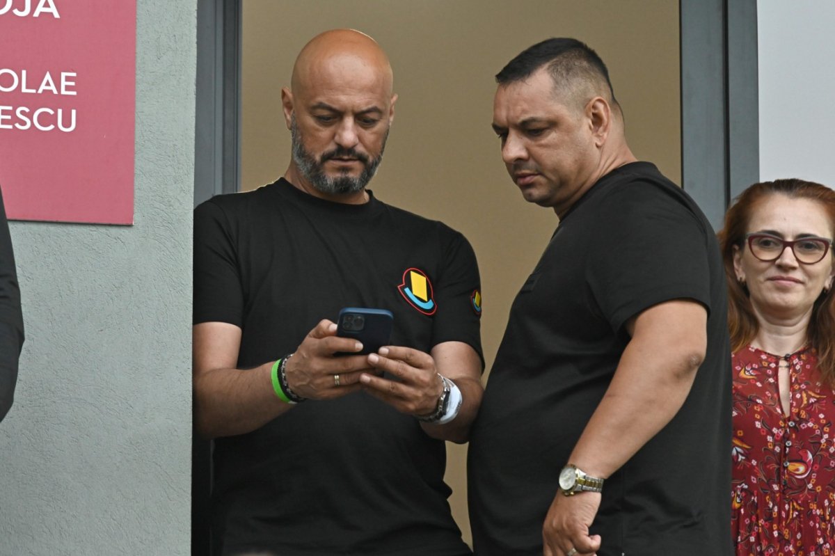 Ionel Ganea (foto, în dreapta) este recunoscut pentru temperamentul său vulcanic și a avut de-a lungul carierei mai multe ieșiri violente