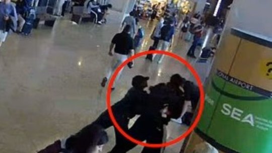 Imagini neverosimile în aeroport! Campioana olimpică își lovește iubitul în mod repetat, înainte să fie arestată