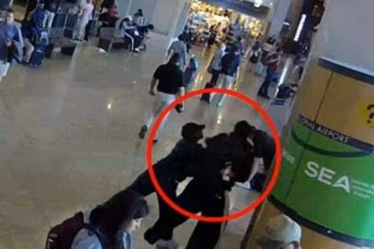 Imagini neverosimile în aeroport! Campioana olimpică își lovește iubitul în mod repetat, înainte să fie arestată