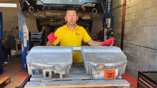 Mașina de lux salvată de un mecanic român din Marea Britanie. Factura din reprezentanță era de 20.000 de lire, dar el a reușit o "minune"