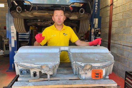 Mașina de lux salvată de un mecanic român din Marea Britanie. Factura din reprezentanță era de 20.000 de lire, dar el a reușit o "minune"