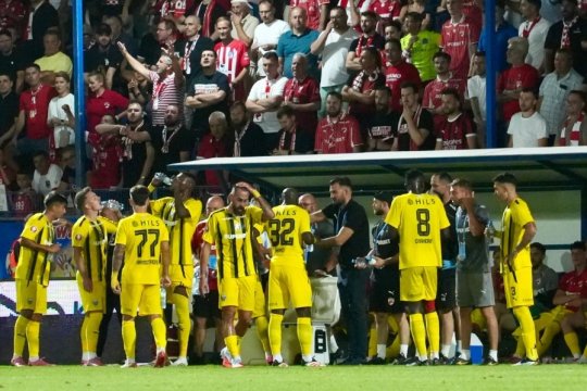 Suporterii lui Dinamo, scandări contra lui Ion Iliescu! ”Săgeți” și către rivalii de la Steaua