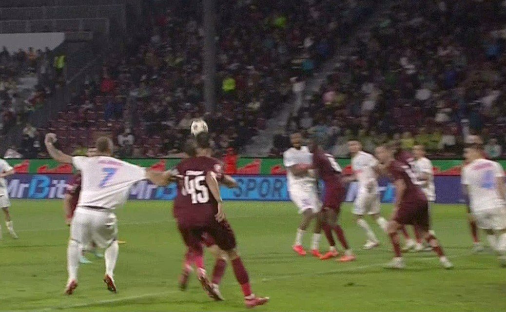 FCSB a solicitat două penalty-uri la Cluj. Alibec, tras de tricou clar în careu