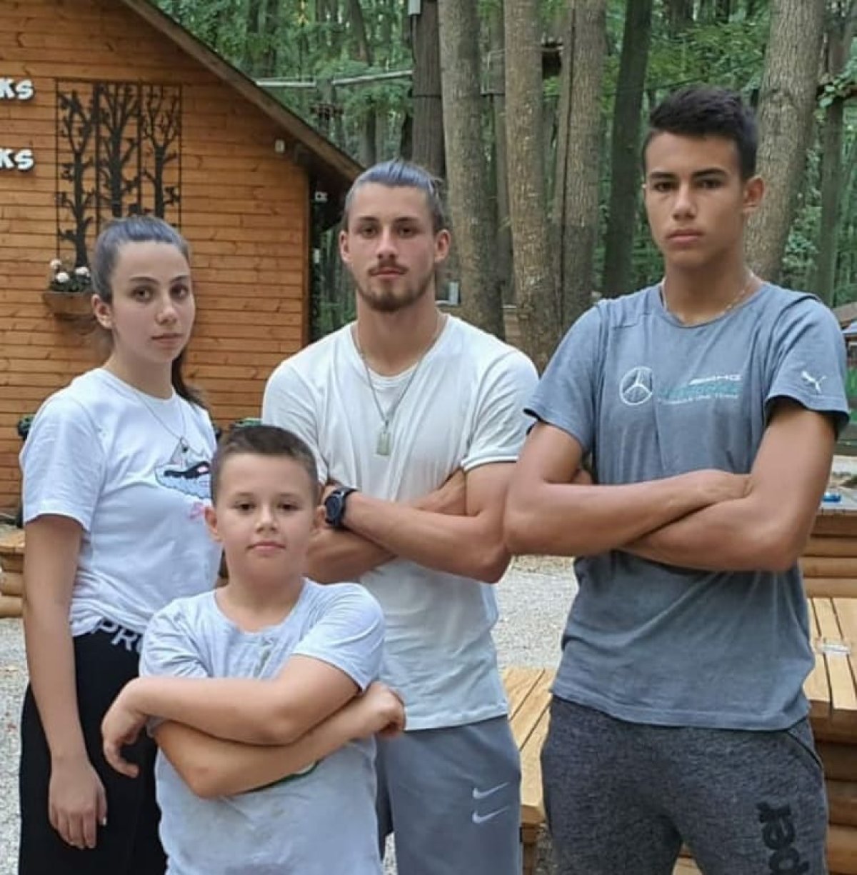 Daniel Chițigoi alături de fratele său și Radu Drăgușin