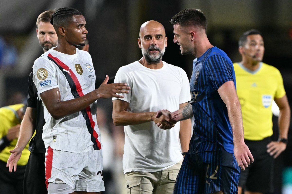 Manuel Akanji (stânga) nu mai are loc la echipa lui Pep Guardiola
