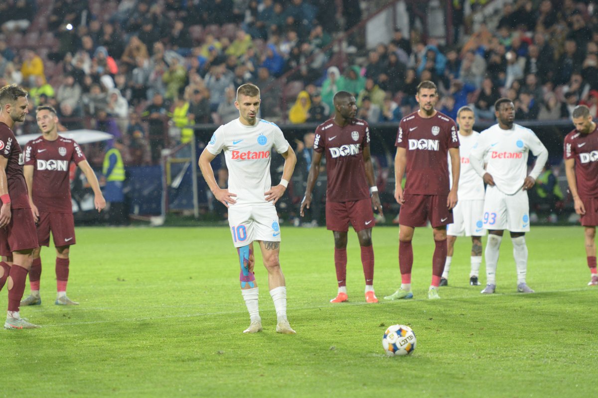 Florin Tănase, înaintea executării penalty-ului din care FCSB o egala pe CFR Cluj, în Gruia