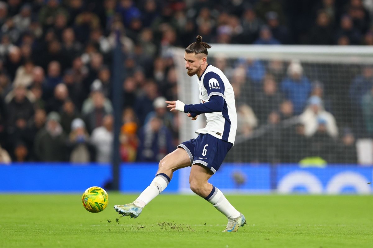 Radu Drăgușin, fundaș român care evoluează la Tottenham, în Premier League