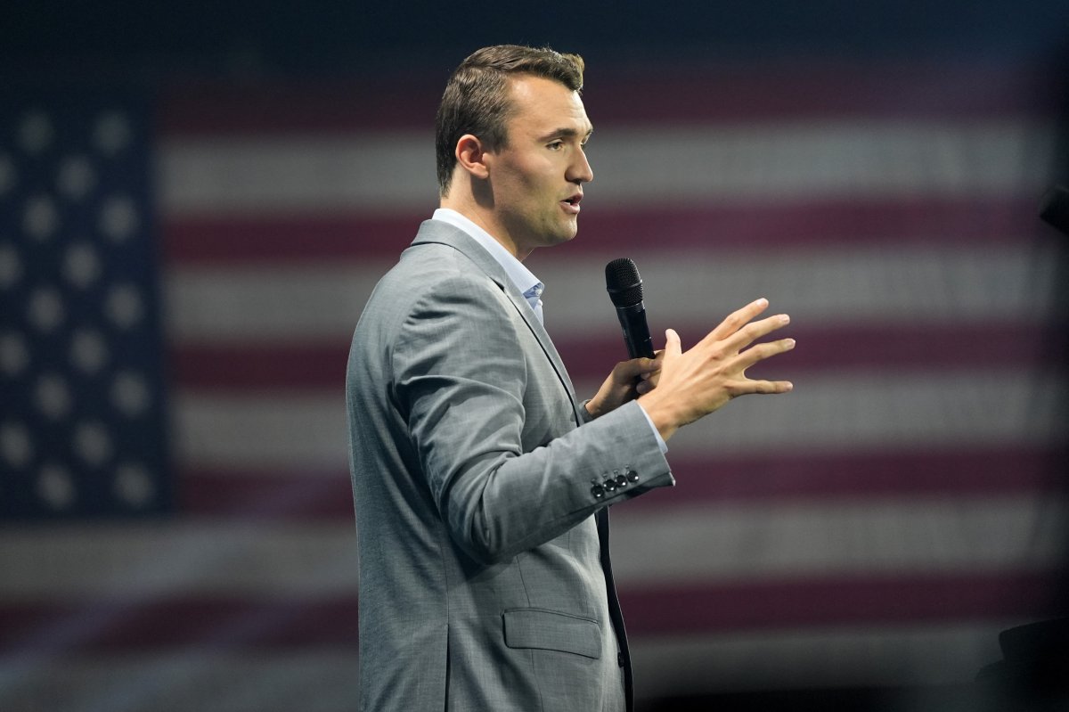 Charlie Kirk a murit după ce a fost împușcat în gât