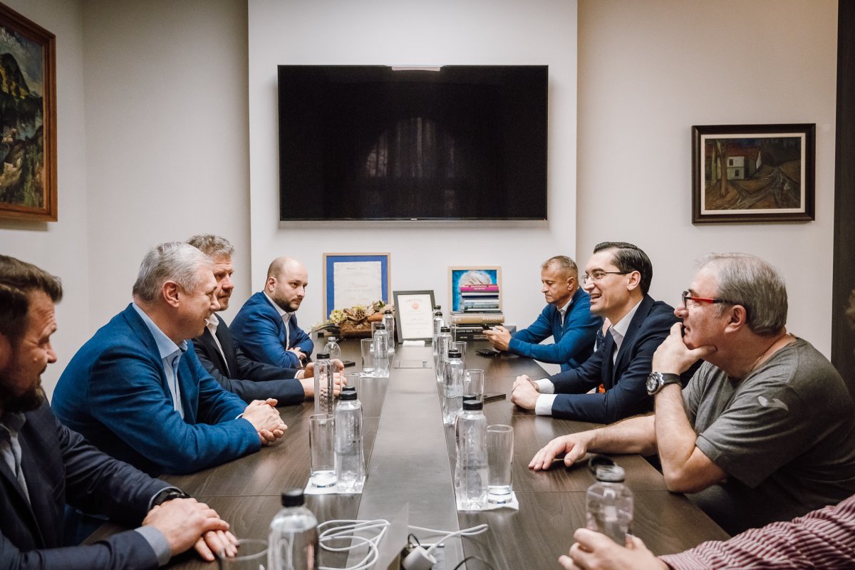 Răzvan Burlenu discută cu primarul din Târgu Mureș