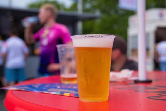 Veste importantă pentru suporterii români! Când ar urma să intre în vigoare modificările legii care permit consumul de alcool pe stadioane