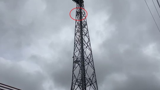 Momente de groază pe stadionul din Piatra Neamț. Un bărbat s-a urcat pe nocturnă și amenință că se aruncă