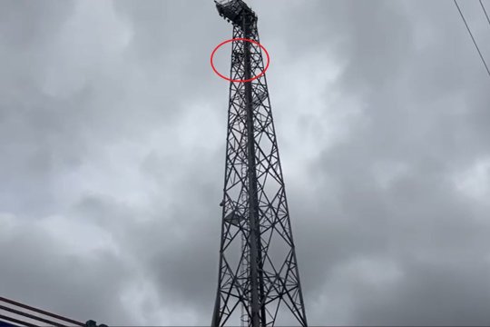UPDATE: Bărbatul a fost convins să coboare de pe nocturna stadionului ”Ceahlăul”, după șase ore