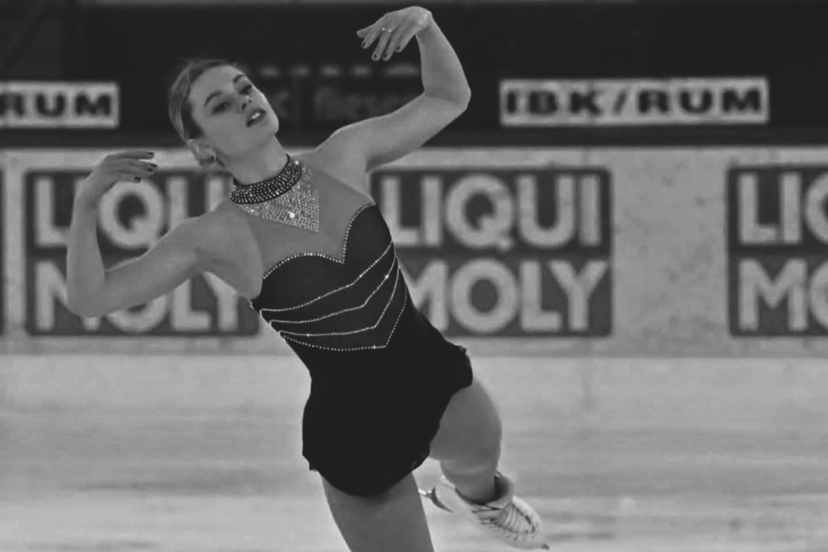 Julia Marie Gaiser se deplasa pe o pistă de biciclete de-a lungul Gaisberg, un drum foarte aglomerat