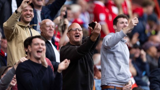 L-au bătut din greșeală! Ultrașii au crezut că este un suporter advers și l-au altoit bine 😐