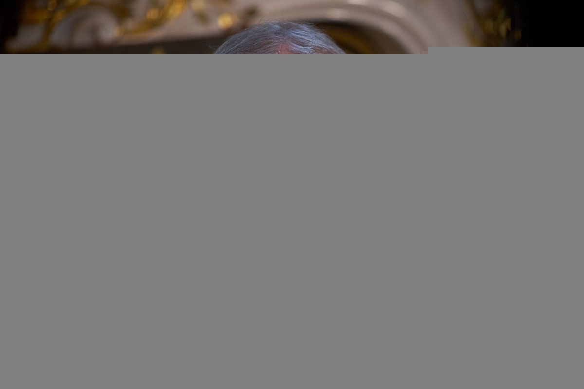 Disperat, Gigi Becali coboară în iarbă