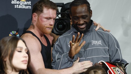 Terence Crawford, gest rar în lumea boxului: i-a returnat centurile după victorie lui Canelo Alvarez